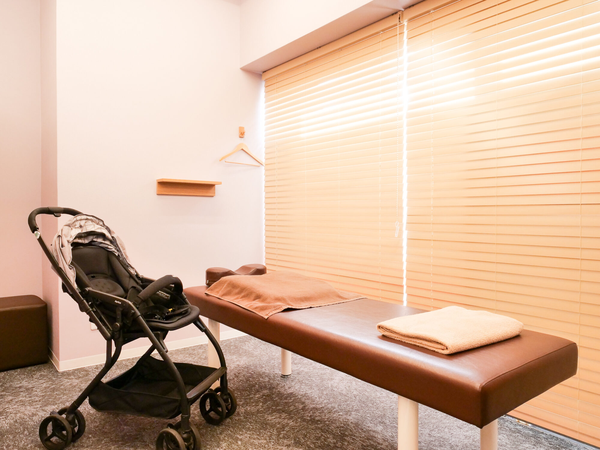 豊中市旭丘のオリガミ鍼灸接骨院での産後骨盤矯正の様子